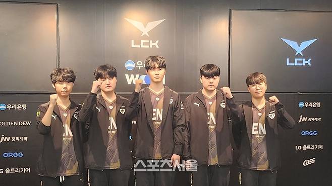 젠지 선수들이 17일 열린 ‘2024 LCK’ 스프링 T1과 개막전에서 승리한 후 파이팅 포즈를 취하고 있다. 종로=김민규기자 kmg@sportsseoul.com