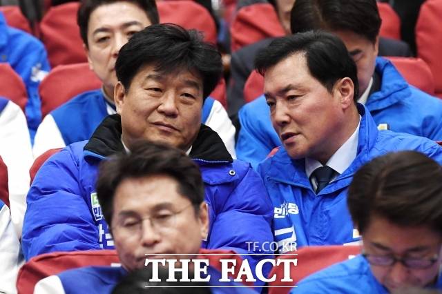 양문석 더불어민주당 경기 안산갑 후보(왼쪽)가 '작업 대출' 논란에 휩싸이면서 당이 골머리를 앓고 있다. /남용희 기자