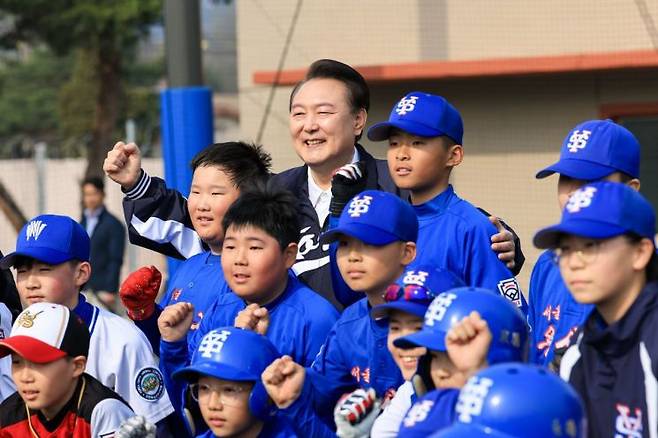 윤석열 대통령이 6일 서울 용산어린이정원 스포츠필드에서 열린 리틀야구 시합을 참관한 뒤 참가 어린이들과 기념촬영을 하고 있다. [이미지출처=연합뉴스]