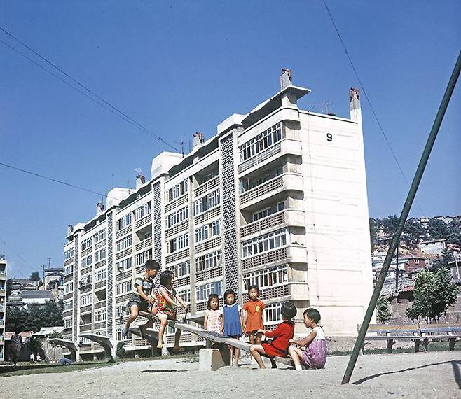 마포아파트 9동 앞 놀이터에서 시소를 타는 어린이들. 마포아파트는 놀이터를 비롯한 공공 시설을 단지 안에 조성하는 한국식 아파트 단지의 출발점이었다. /마티