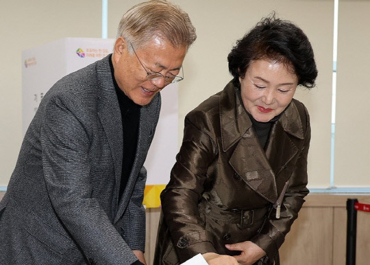 문재인 전 대통령과 부인 김정숙 여사가 사전투표를 하고 있다. 연합뉴스
