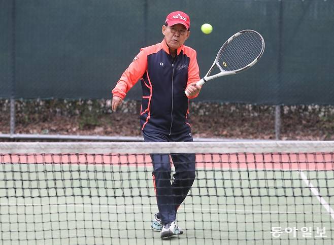 목이균 도요코퍼레이션 회장이 경기 남양주시 자택 아파트 단지 내 코트에서 테니스를 치고 있다. 24세 때부터 테니스를 친 그는 70대 중반의 나이에도 탁구와 골프 등 여러 스포츠를 즐기며 건강한 노년을 보내고 있다. 남양주=김동주 기자 zoo@donga.com