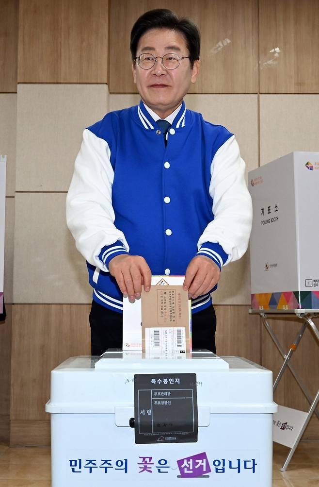 5일 대전에서 사전투표를 마친 더불어민주당 이재명 대표 . 뉴스1