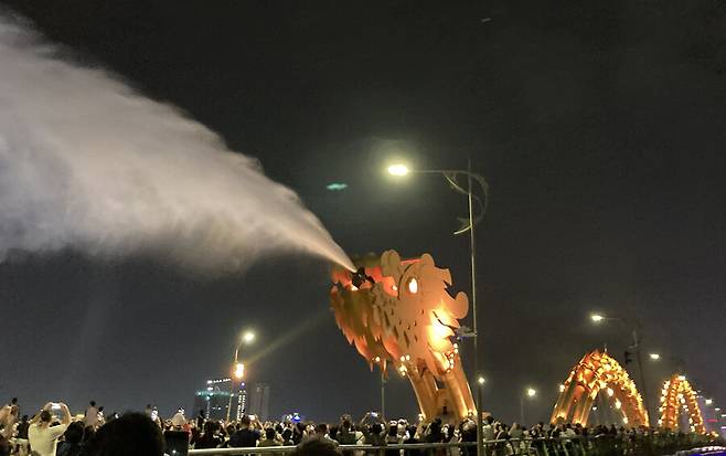 다낭 시내에선 매일 밤 ‘용다리’ 물쇼와 불쇼가 펼쳐진다. 666.5m 길이의 용다리는 다낭을 대표하는 관광 명소다. 박미향 기자