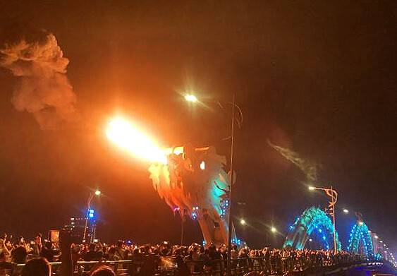 다낭 시내에선 매일 밤 ‘용다리’ 물쇼와 불쇼가 펼쳐진다. 666.5m 길이의 용다리는 다낭을 대표하는 관광 명소다. 박미향 기자