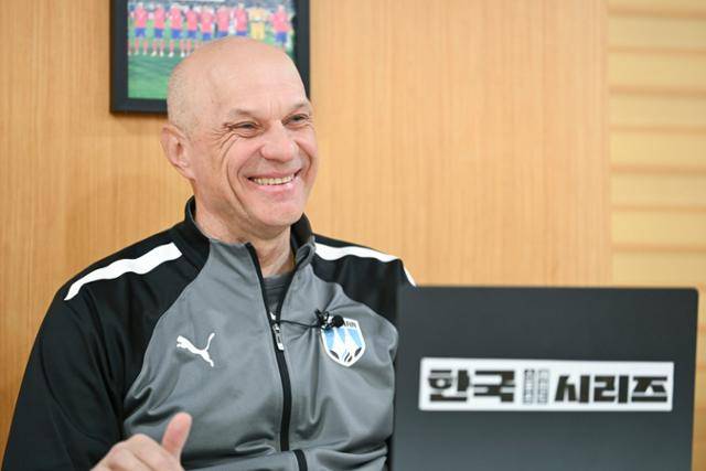 신의손 천안공업고등학교 골키퍼 코치가 지난달 20일 충남 천안종합운동장에서 본보 기자와 인터뷰를 하고 있다. 천안=신용주 인턴기자