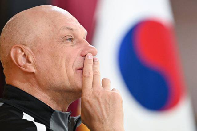 신의손 천안공업고등학교 골키퍼 코치가 지난달 20일 충남 천안종합운동장에서 본보 기자와 인터뷰를 하고 있다. 천안=신용주 인턴기자