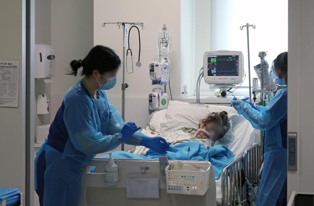 간호사들이 지난달 27일 서울 강서구 한 종합병원 중환자실에서 환자를 돌보고 있다. 뉴시스