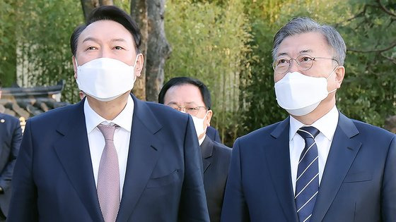 2022년 3월 28일 문재인 당시 대통령과 윤석열 대통령 당선인이 청와대 상춘재에서 열린 만찬 회동에 앞서 대화하는 모습. 연합뉴스