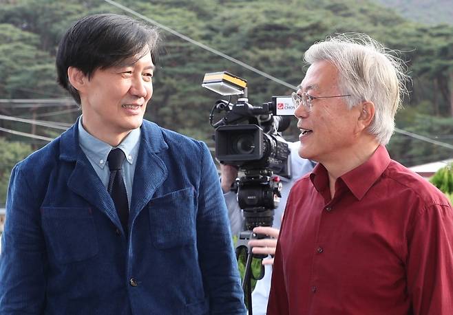조국 조국혁신당 대표가 지난해 11월 오후 경남 양산시 하북면 평산책방에서 열린 '디케의 눈물' 작가 사인회에서 문재인 전 대통령과 대화를 하고 있다. 뉴스1