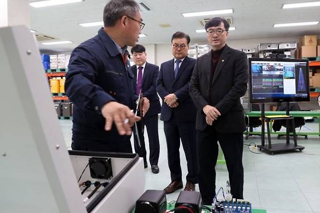 5일 경기 남양주 소재 ㈜토페스를 찾아가 현장 목소리를 듣는 임기근 조달청장. 조달청