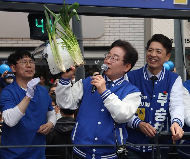 선관위가 투표소 대파 반입 금지 논란이 일자 해명 자료를 내고 진화에 나섰다. 사진은 이재명 더불어민주당 대표가 6일 경기 용인 수지구 펑덕천사거리 일대에서 열린 부승찬 용인시병 후보 지지유세에서 대파 헬멧을 들고 참석했던 모습. /사진=뉴시스