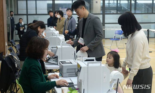 [전주=뉴시스] 김얼 기자 = 제22대 국회의원선거 사전투표 둘째 날인 6일 전북 전주시 덕진구 송천동 에코데시앙 7블럭아파트에 설치된 사전투표소에서 유권자들이 투표를 하기 위해 차례를 기다리고 있다. 2024.04.06. pmkeul@newsis.com