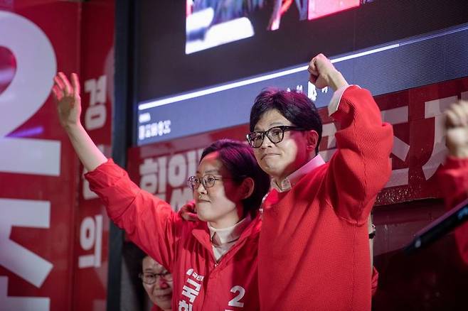6일 오후 경북 경산역에서 열린 유세에서 국민의힘 한동훈 위원장과 조지연 후보가 선거압승을 다짐하고 있다.   *재판매 및 DB 금지