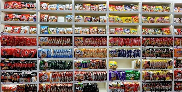 지난해 11월29일 개장한 CU 홍대상상점은 국내 최초 라면 특화 편의점으로 모두 225종의 라면을 맛볼 수 있다. 더바이어