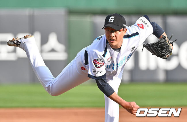 [OSEN=부산, 이석우 기자] 6일 부산 사직구장에서 2024 신한 SOL 뱅크 KBO 리그 롯데 자이언츠와 두산 베어스의 경기가 열렸다. 전날 1점차로 아쉬운 패배를 기록한 롯데는 안경 에이스 박세웅을 선발로 내세워 설욕전을 펼치며 연패를 끊은 두산은 곽빈을 선발로 내세워 연승을 노린다.롯데 자이언츠 선발 투수 박세웅이 역투하고 있다. 2024.04.06 / foto0307@osen.co.kr