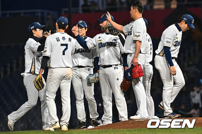 [OSEN=이석우 기자] NC 선수들이 승리 후 기쁨을 나누고 있다. 2024.03.27 / foto0307@osen.co.kr