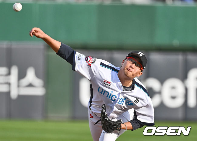 [OSEN=부산, 이석우 기자] 6일 부산 사직구장에서 2024 신한 SOL 뱅크 KBO 리그 롯데 자이언츠와 두산 베어스의 경기가 열렸다. 전날 1점차로 아쉬운 패배를 기록한 롯데는 안경 에이스 박세웅을 선발로 내세워 설욕전을 펼치며 연패를 끊은 두산은 곽빈을 선발로 내세워 연승을 노린다.롯데 자이언츠 선발 투수 박세웅이 역투하고 있다. 2024.04.06 / foto0307@osen.co.kr