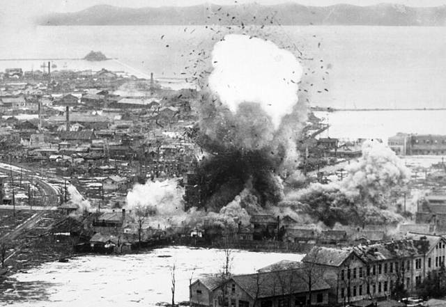▲ 1951년 3월 미 육군준장이 미 특수부대원들과 함께 북한군 지역인 원산에서 전염병으로 죽은 시신을 확인해 의혹을 샀다. 1951년 미군의 원산 폭격 모습. ⓒUSAF