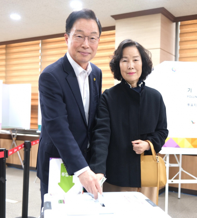 ▲임종식 경상북도교육감이 부인 심귀순 여사와 함께 제22대 국회의원선거 사전투표 둘째 날인 6일 안동시 송하동 사전 투표소에서 투표를 하고 있다.ⓒ경북교육청