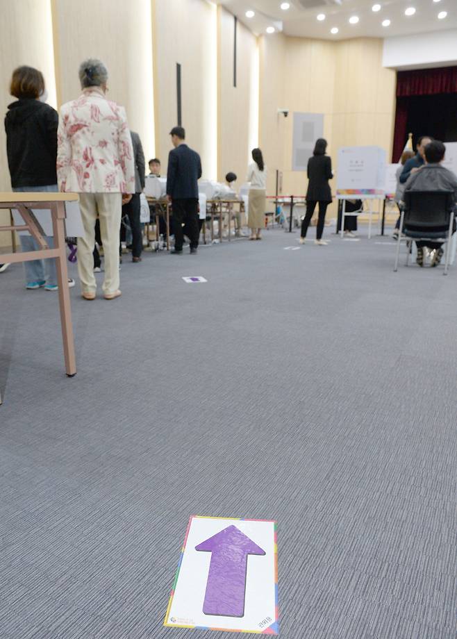 기사 특정내용과 무관. 제22대 국회의원선거 사전투표 첫날인 5일 울산 남구청 6층 대강당에 마련된 삼산동 사전투표소에서 시민들이 투표를 하고 있다. 뉴시스