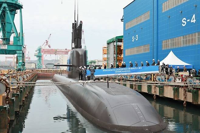 지난 4일 HD현대중공업 울산 조선소를 방문한 캐나다, 폴란드, 미국 등 9개국 관계자들이 잠수함 신채호함 선상에 오르고 있다.&nbsp;HD현대중공업 제공