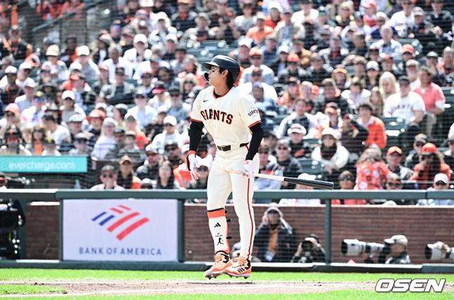샌프란시스코 자이언츠 이정후(오른쪽)가 미국 캘리포니아주 샌프란시스코 오라클 파크에서 열린 샌디에이고 파드리스와 2024 메이저리그(MLB) 홈 개막전에서 1번 타자 중견수로 선발 출전해 1회말 볼넷으로 출루하고 있다.