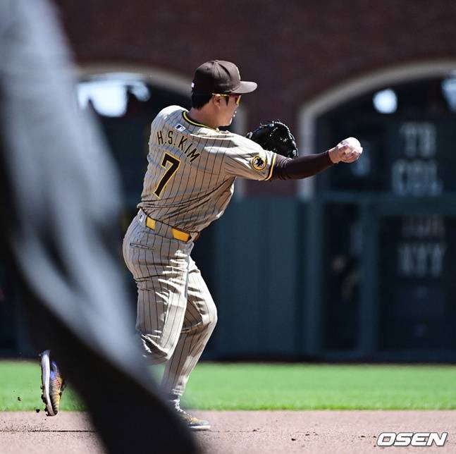 샌프란시스코 자이언츠 김하성이 미국 캘리포니아주 샌프란시스코 오라클 파크에서 열린 샌프란시스코 자이언츠와 2024 메이저리그(MLB) 방문경기에서 4회말 호수비를 펼치고 있다.