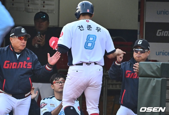 6일 부산 사직구장에서 2024 신한 SOL 뱅크 KBO 리그 롯데 자이언츠와 두산 베어스의 경기가 열렸다. 롯데 자이언츠 김태형 감독과 김광수 코치, 박세웅이 3회말 2사 2루 이정훈의 1타점 좌중간 2루타 때 득점을 올린 전준우와 하이파이브를 하고 있다.