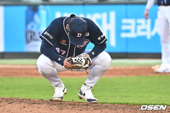 6일 부산 사직구장에서 2024 신한 SOL 뱅크 KBO 리그 롯데 자이언츠와 두산 베어스의 경기가 열렸다. 두산 베어스 곽빈이 5회말 1사 1,3루 롯데 자이언츠 전준우에게 1타점 좌전 안타를 맞고 고개를 떨구고 있다.