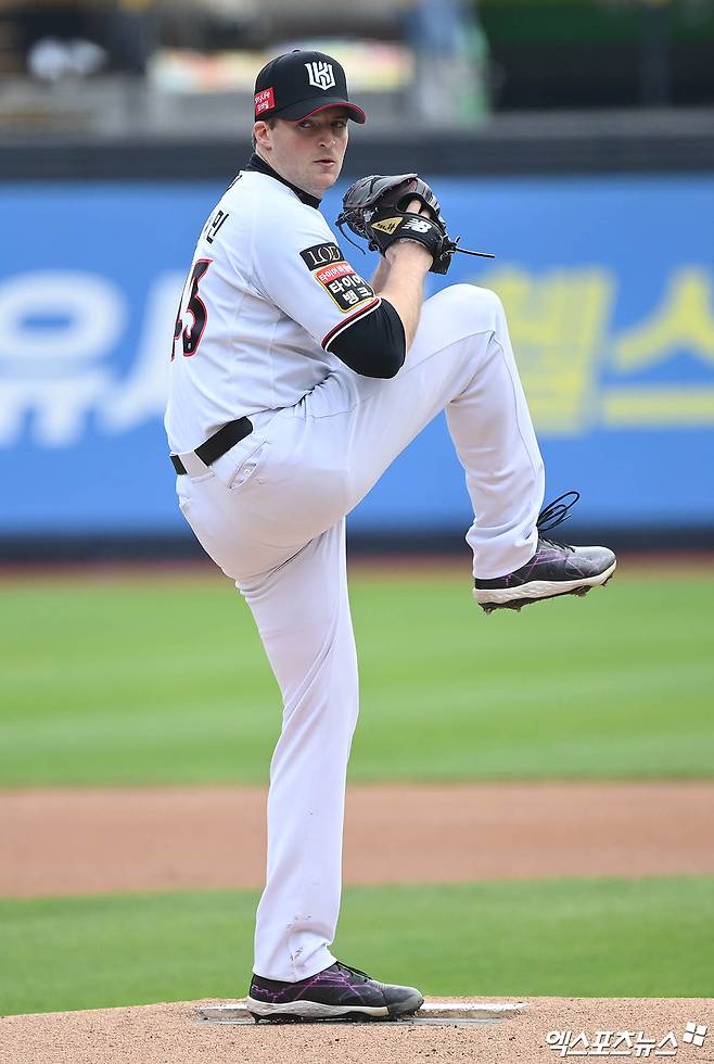 LG 트윈스는 6일 서울 잠실야구장에서 열린 2024 신한 SOL Bank KBO리그 KT 위즈와의 홈경기에서 8-4로 승리했다. 하루 전 연장 10회에서 7-8로 진 것을 설욕했다. 4-4로 맞선 9회말 1사 만루서 구본혁이 끝내기 만루 홈런을 터트렸다. 사진은 이날 KT 위즈의 선발투수였던 웨스 벤자민. 엑스포츠뉴스 DB