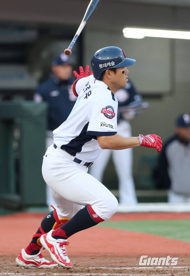롯데 자이언츠 베테랑 타자 전준우. 4월 6일 사직 두산 베어스전에서 4타수 2안타 2타점 맹타를 휘두르고 팀 승리를 이끌었다. 사진 롯데 자이언츠