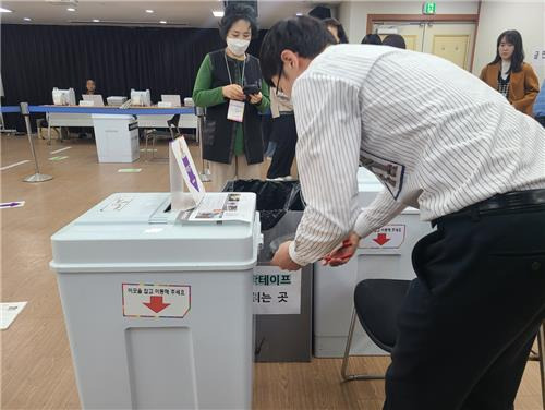 사전투표관리관이 관내사전투표함을 개함하는 모습 [촬영 김철선]