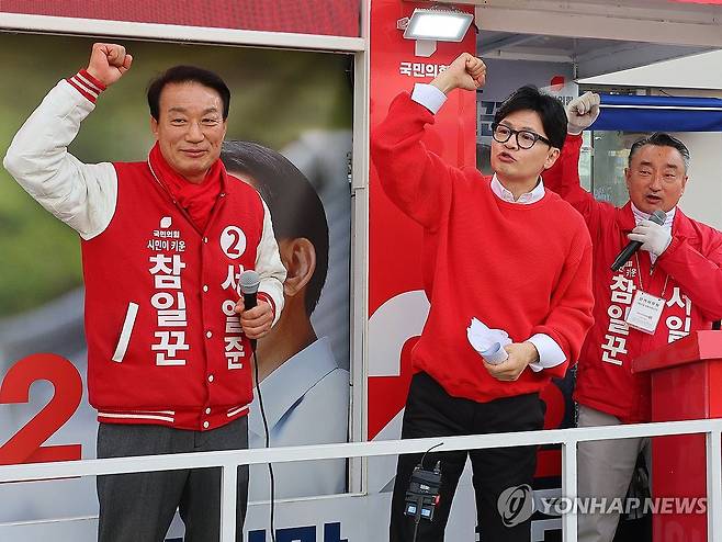 거제 지원유세 나선 한동훈 비대위원장 (거제=연합뉴스) 한종찬 기자 =  국민의힘 한동훈 비상대책위원장 겸 총괄 선거대책위원장이 6일 경남 거제시 고현사거리에서 서일준 후보의 지지를 호소하고 있다. 2024.4.6 saba@yna.co.kr