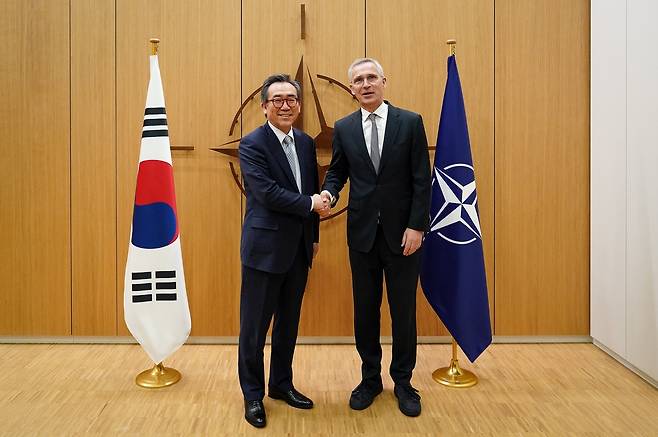 조태열, 나토 사무총장 면담 (브뤼셀=연합뉴스) 조태열 외교부 장관이 5일(현지시간) 벨기에 브뤼셀에서 옌스 스톨텐베르그 나토 사무총장과 면담했다. 2024.4.6 photo@yna.co.kr [외교부 제공. 재판매 및 DB 금지]