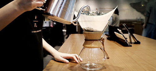 여과식 추출 중 하나인 케멕스 방식으로 내리는 커피/사진=스타벅스 홈페이지