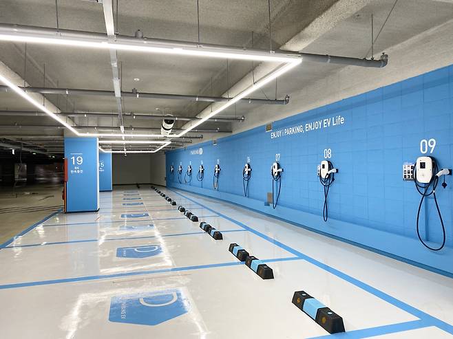 광명 AK백화점에 설치된 파킹클라우드 전기차 충전기./사진=파킹클라우드