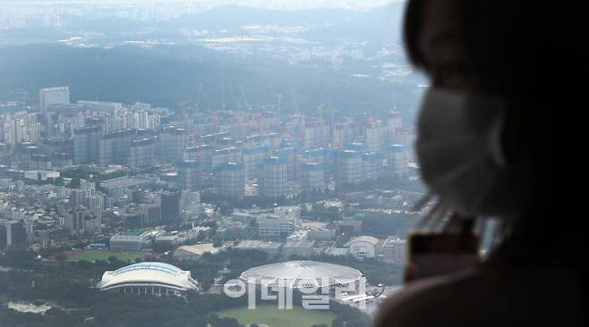 [이데일리 방인권 기자] 서울 송파구 롯데월드타워 서울스카이에서 바라본 강동구 둔촌주공 재건축 아파트단지 모습.