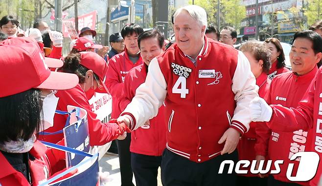 인요한 국민의미래 선거대책위원장이 7일 울산 북구 화봉시장 일대에서 박대동 국민의힘 북구 국회의원 후보와 함께 유세를 하고 있다. 2024.4.7/뉴스1 ⓒ News1 조민주 기자