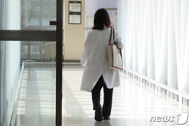 7일 오전 서울 소재 대학병원에서 의료진이 발걸음을 옮기고 있다. 2024.4.7/뉴스1 ⓒ News1 이동해 기자
