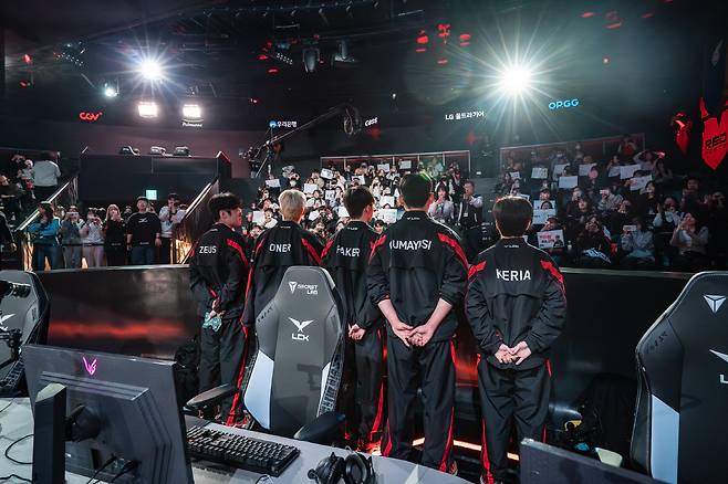 지난 4일 LCK아레나에서 열린 T1과 한화생명e스포츠의 LCK 스프링 시즌 플레이오프 2라운드에 앞서 T1 선수들이 관중들에게 인사를 하고 있다. 사진제공=LCK