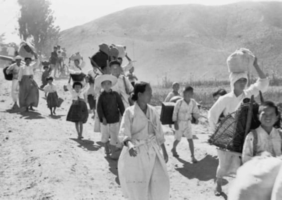 6.25전쟁 피난민들의 모습. 이 사진 속에선 여인들과 어린이들이 대다수다. / https://www.awm.gov.au/collection/C294093