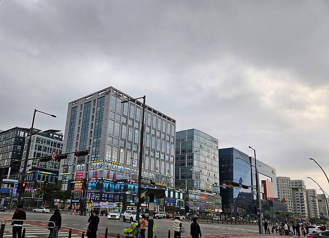 지난 4일 오후 서울 강서구 마곡동 마곡지구 인근 상권의 모습. 직장인들이 횡단보도를 건너기 위해 대기중이다./사진=방재혁기자