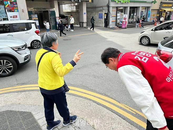 충남 아산갑 지역구에 출마하는 김영석 국민의힘 후보가 6일 온양온천시장을 방문해 시민들에게 인사하고 있다. ⓒ데일리안 강현태 기자