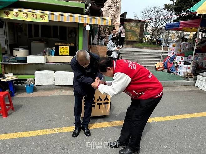 충남 아산갑 지역구에 출마하는 김영석 국민의힘 후보가 6일 온양온천시장을 방문해 시민들에게 인사하고 있다. ⓒ데일리안 강현태 기자