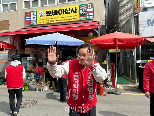 충남 아산갑 지역구에 출마하는 김영석 국민의힘 후보가 6일 온양온천시장을 방문해 시민들에게 인사하고 있다. ⓒ데일리안 강현태 기자