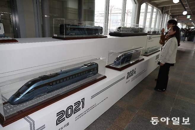 한국철도공사는 KTX 개통 20주년을 기념하기 위해 서울 문화역 서울284(구 서울역)에서 철도문화전을 열고 있다. 21일까지 계속되며, 관람료는 무료다. 변영욱 기자 cut@donga.com