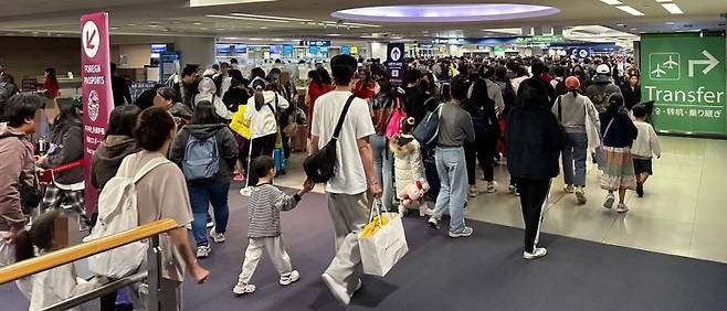 지난달 1일 인천공항 입국장에는 일본을 다녀온 여객들로 북적이고 있다. 뉴시스.