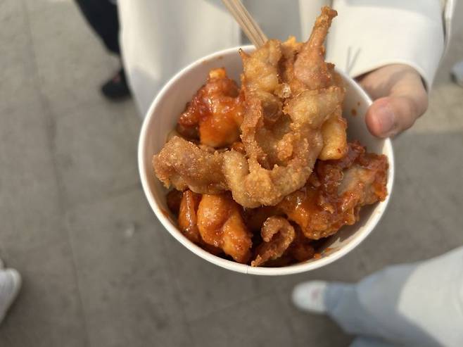 여의도한강공원에서 1만원에 판매하는 닭강정. 사진=강명연 기자