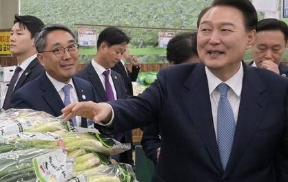 윤석열 대통령이 물가 현장점검을 위해 지난 18일 서울 양재동 하나로마트 채소 코너를 찾아 대파를 살펴보고 있다. 대통령실사진기자단